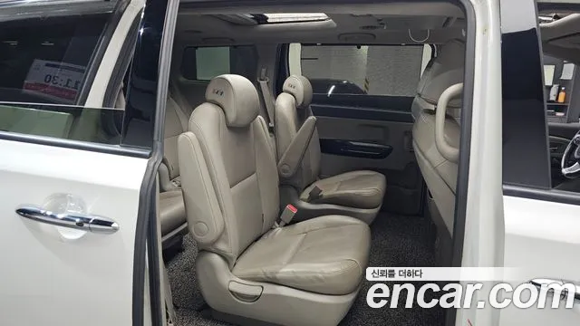 Kia Carnival 2015 thumb 10