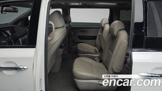 Kia Carnival 2015 thumb 11