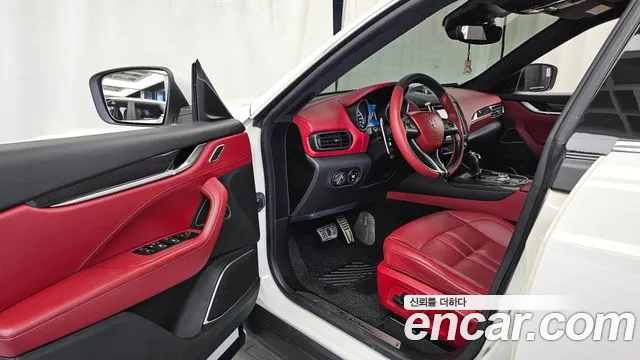 Maserati Levante 2018 thumb 10