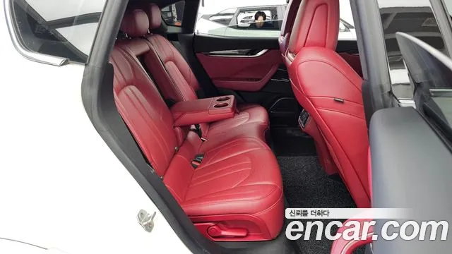 Maserati Levante 2018 thumb 11