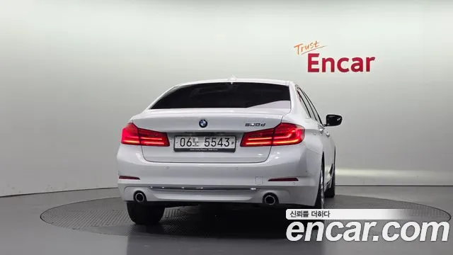 BMW 5-Series 2018 thumb 4