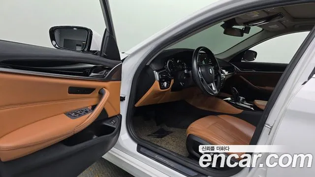 BMW 5-Series 2018 thumb 10