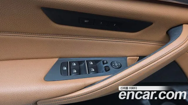 BMW 5-Series 2018 thumb 11