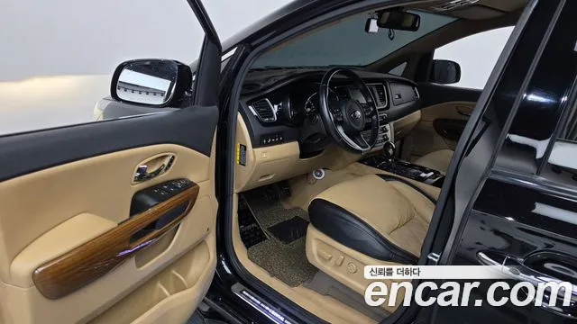 Kia Carnival 2016 thumb 10