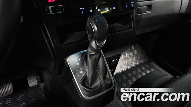 Hyundai Staria 2023 thumb 9