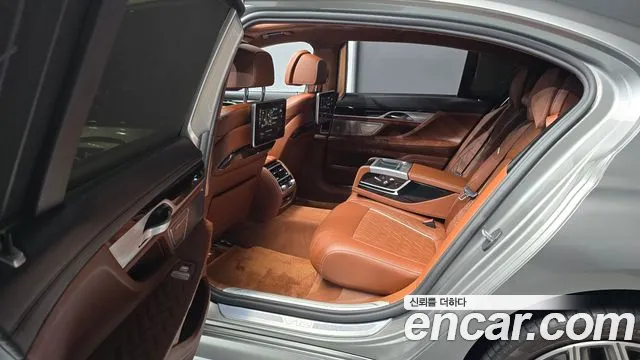 BMW 7-Series 2020 thumb 12