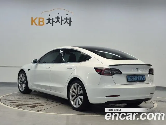 Tesla Model 3 2020 thumb 2