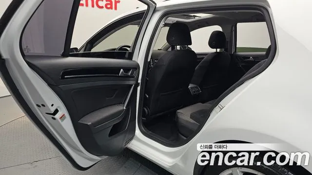Volkswagen Golf Sportsvan 2015 thumb 12