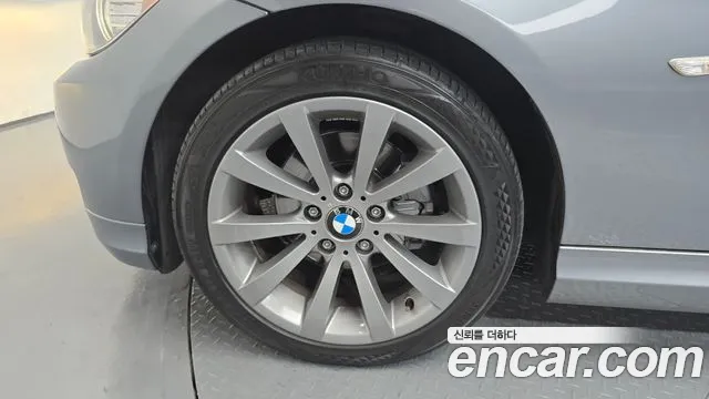 BMW 3-Series 2011 thumb 5