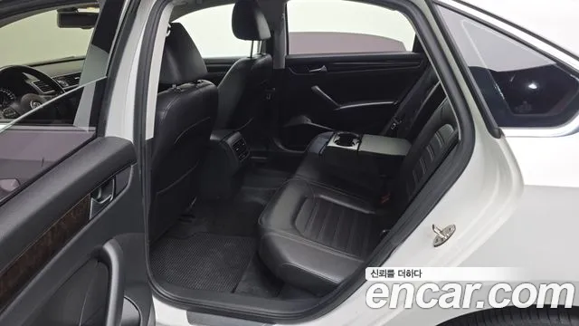 Volkswagen Passat (North America and China) 2015 thumb 11