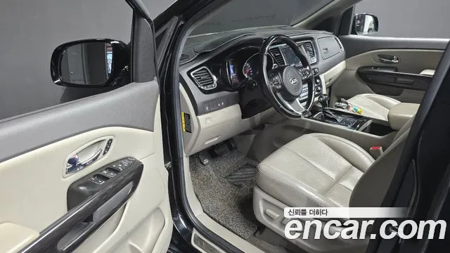 Kia Carnival 2015 thumb 10