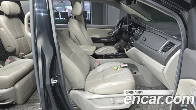 Kia Carnival 2015 thumb 11