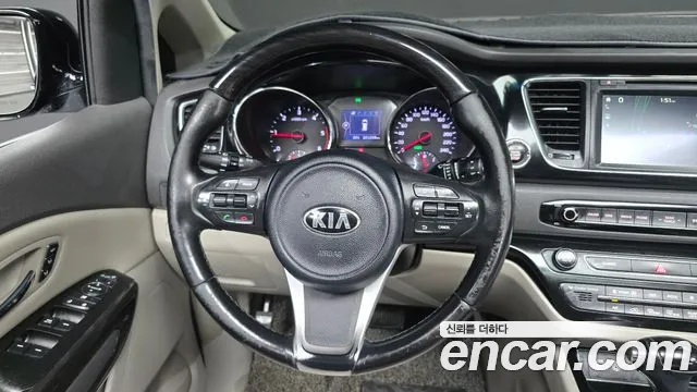 Kia Carnival 2015 thumb 12
