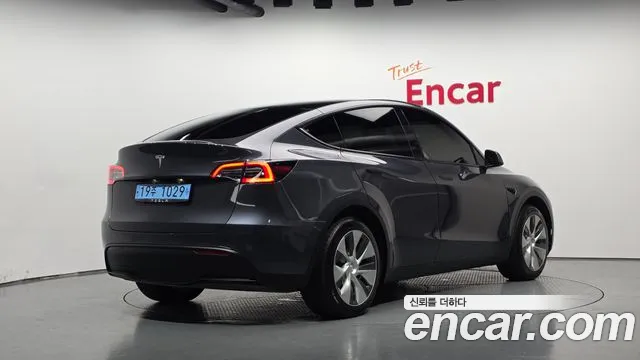 Tesla Model Y 2021 thumb 2