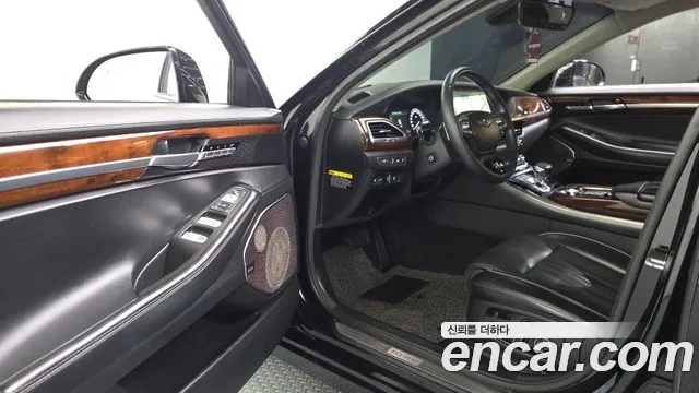 Genesis G90 2016 thumb 10