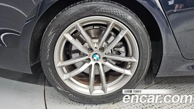 BMW 5-Series 2019 thumb 5