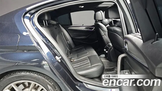 BMW 5-Series 2019 thumb 11