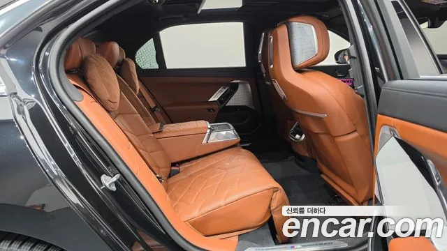 BMW 7-Series 2024 thumb 11