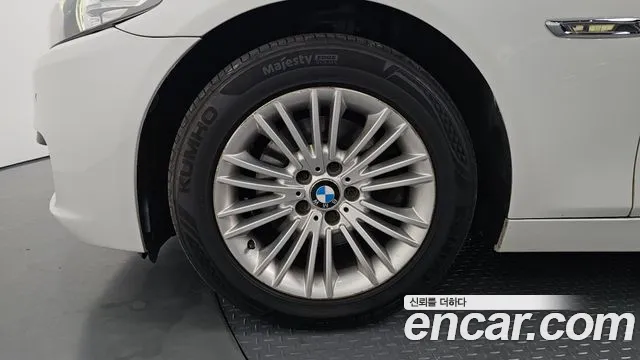BMW 5-Series 2013 thumb 4