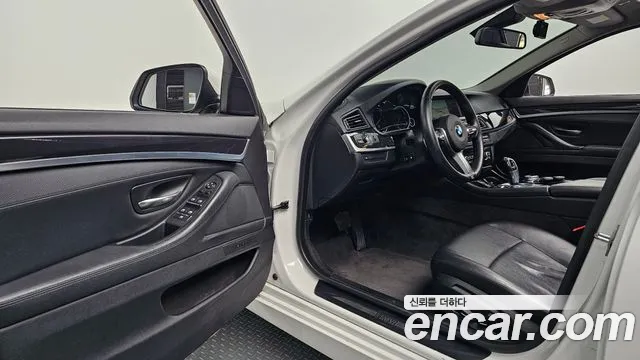 BMW 5-Series 2013 thumb 9