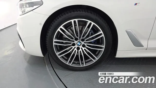 BMW 5-Series 2019 thumb 4