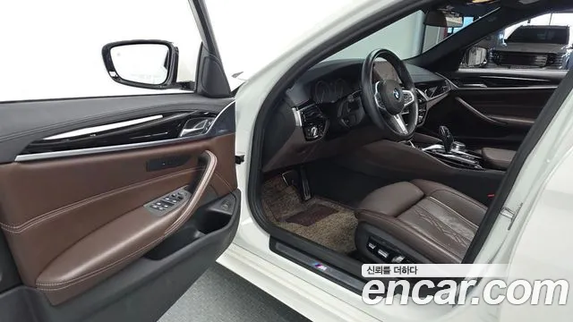 BMW 5-Series 2019 thumb 9