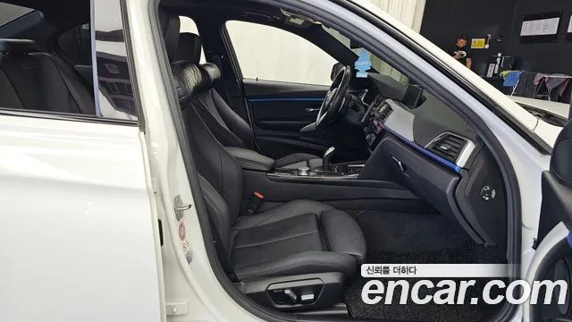 BMW 3-Series 2017 thumb 11