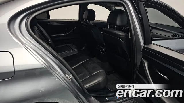 BMW 5-Series 2016 thumb 11