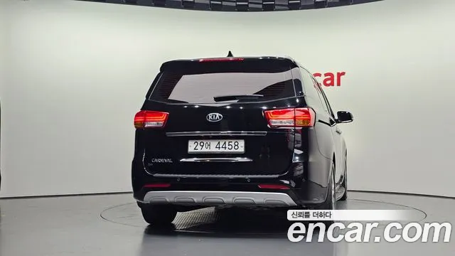 Kia Carnival 2018 thumb 4