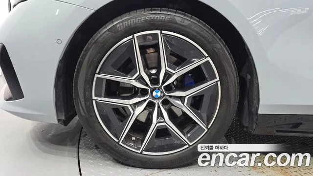 BMW 5-Series 2025 thumb 5