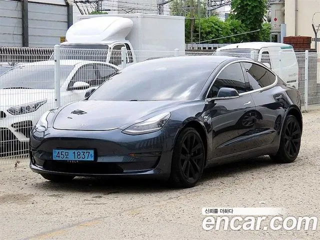 Tesla Model 3 2020 thumb 2
