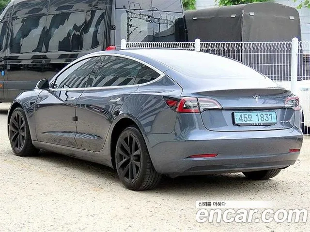 Tesla Model 3 2020 thumb 3