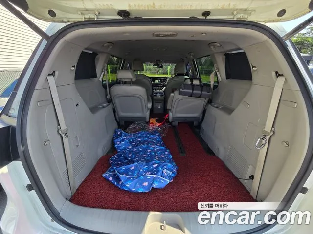 Kia Carnival 2015 thumb 10