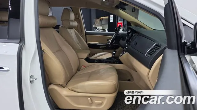 Kia Carnival 2016 thumb 10