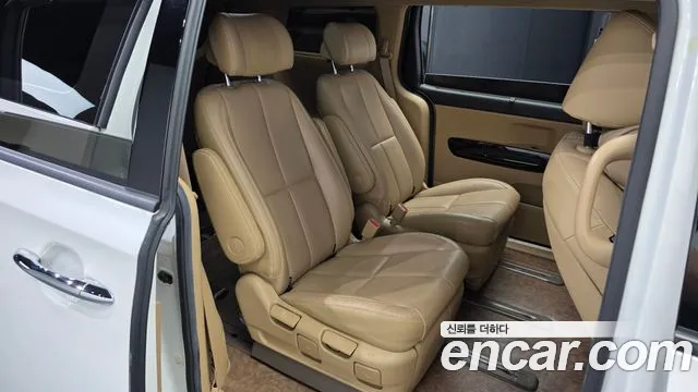 Kia Carnival 2016 thumb 11