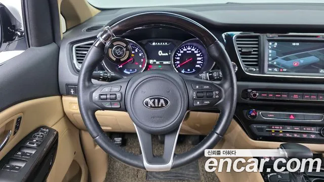 Kia Carnival 2016 thumb 12