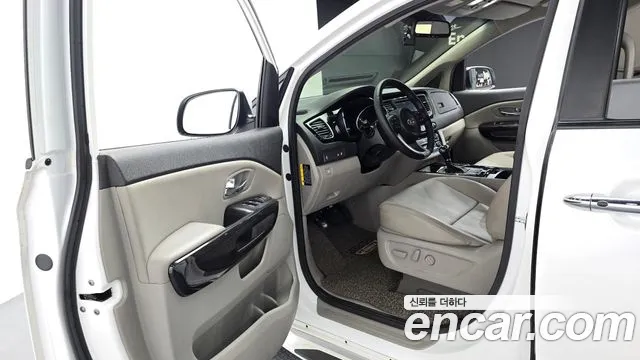 Kia Carnival 2016 thumb 10