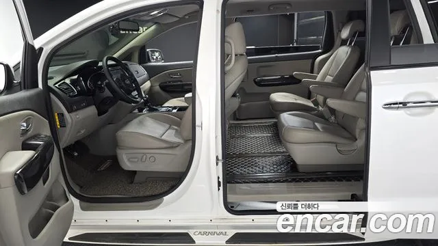 Kia Carnival 2016 thumb 11