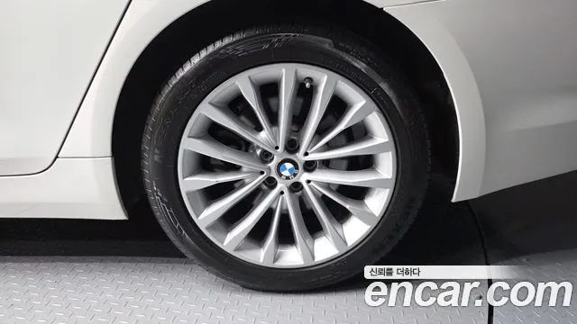 BMW 5-Series 2019 thumb 5