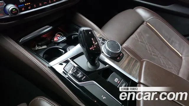 BMW 5-Series 2019 thumb 9