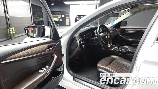 BMW 5-Series 2019 thumb 10