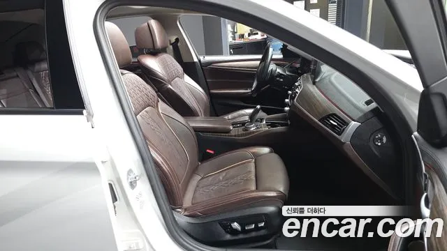 BMW 5-Series 2019 thumb 11