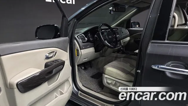 Kia Carnival 2017 thumb 10