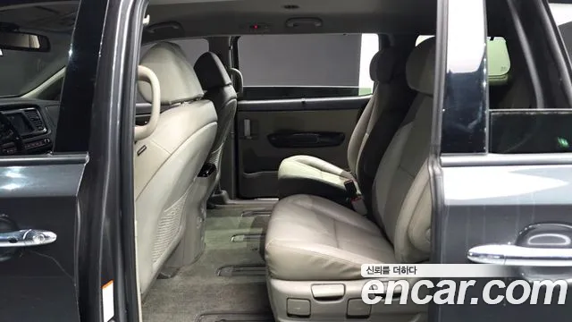 Kia Carnival 2017 thumb 12
