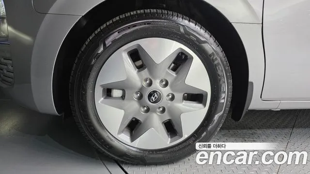 Hyundai Staria 2024 thumb 5