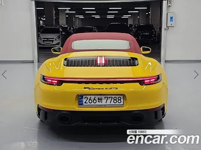 Porsche 911 2023 thumb 3