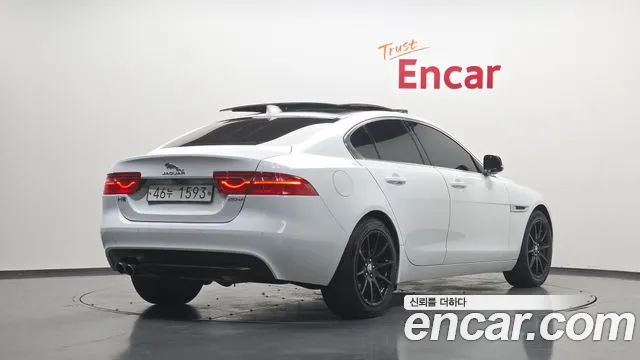 Jaguar XE 2018 thumb 2