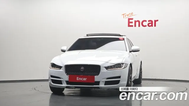 Jaguar XE 2018 thumb 3