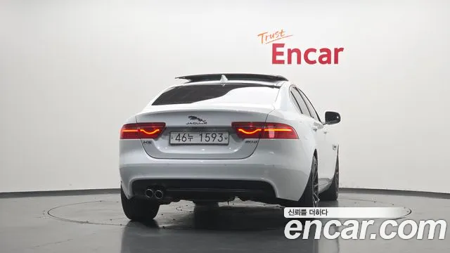 Jaguar XE 2018 thumb 4