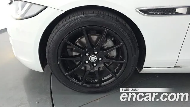 Jaguar XE 2018 thumb 5